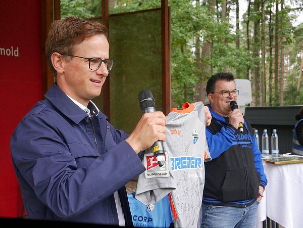 Carsten Linnemann und Martin Hornberger erweisen sich als perfektes Auktionatoren-Duo. - © Klaus Karenfeld