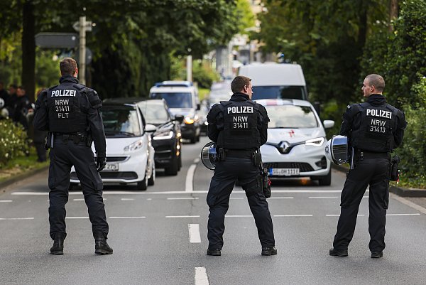 Die Polizei sperrt eine Straße für den Autoverkehr ab für eine Mahnwache im Zusammenhang mit der Messerattacke auf dem Solinger Stadtfest. - © dpa