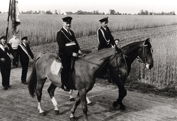 Hoch zu Ross kam der berittene Major mit Adjutanten Mitte des vorigen Jahrhunderts daher. - © Schützenverein Espelkamp-Alt