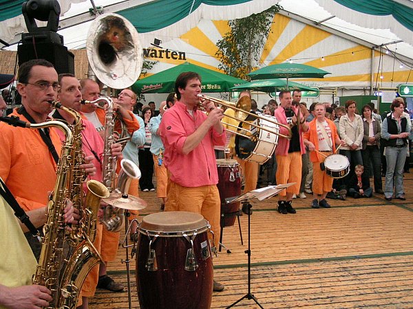 Ein Foto aus dem Jahe 2006 mit der Jigger Bigger Band. Die Aufnahme ist während des Schützenfestes im Festzelt aufgenommen worden. - © Schützenverein Espelkamp-Alt