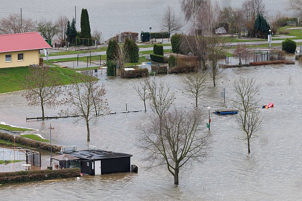 3. Januar: Ein Gebäude steht auf einem Campingplatz in Vlotho nahe der Weser. - © Friso Gentsch