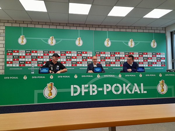 Alles für den DFB-Pokal. Bei der Pressekonferenz im Paderborner Stadion sind (v.l.) Trainer Lukas Kwasniok, Pressesprecher Matthias Hack und SCP-Geschäftsführer Martin Hornberger gut gelaunt. - © Uwe Müller