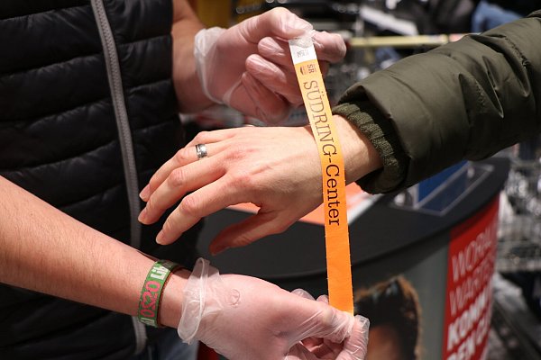 Das Südring-Center hat bereits seit vergangenem Wochenende die 2G-Bändchen zur Einlasskontrolle. - © Holger Kosbab