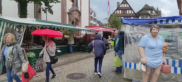 Jeden Mittwoch ist in Höxter von 8 bis 13 Uhr Wochenmarkt. - © Svenja Ludwig