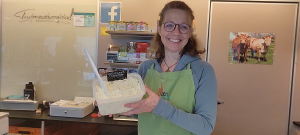 Iris Tillmann präsentiert "den Burner" unter den Produkten des Biohofs Hartmann aus Beverungen-Haarbrück: Dattel-Lauch-Frischkäse. Der Bio-Erzeuger ist zum Beipspiel auf den Wochenmärkten in Höxter und Beverungen vertreten. - © Svenja Ludwig