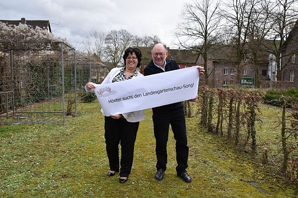 Für die Landesgartenschau wird ein Songe gesucht - und Elfen. Landesgartenschau-Geschäftsführer Claudia Koch und Heinrich Sperling werben für die Teilnahme am Wettbewerb zum LGS-Song. - © LGS Höxter