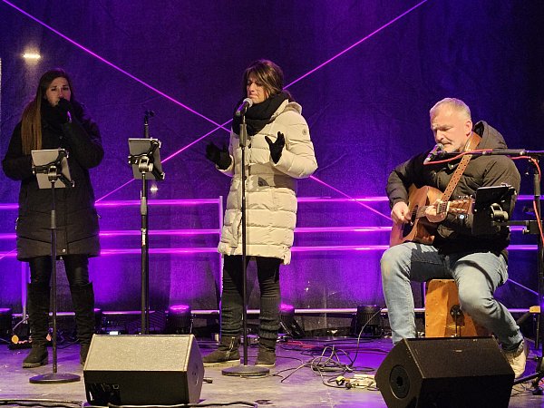 Die Band " Music 4 Soul" sorgte mit ihren akustischen Balladen für die richtige Adventsstimmung. - © Alexandra Stratmeier