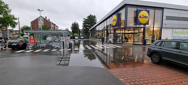 In Stieghorst steht der Lidl-Parkplatz am Dienstagabend unter Wasser. - © Moritz Trinsch