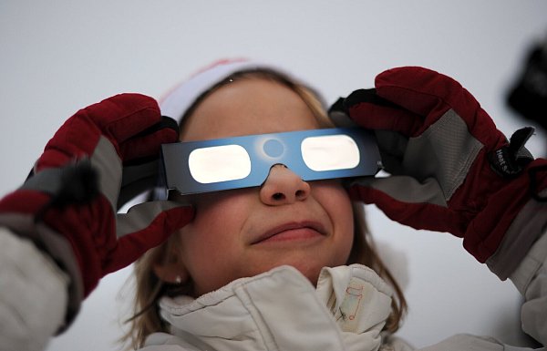 Ohne eine spezielle Schutzbrille sollten Beobachter nicht direkt in die Sonne blicken. - © Neue Westfaelische Zeitung