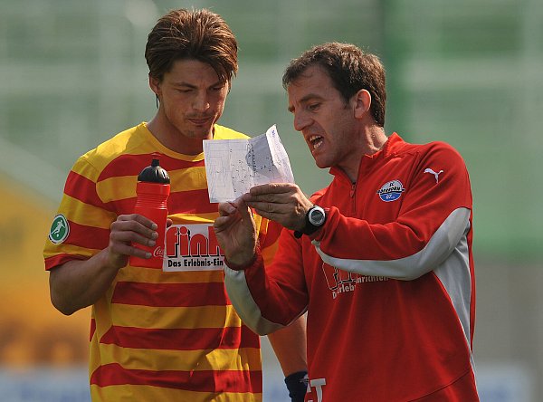 In der Saison 2008/09 kickte Björn Lindemann (l.) für den SC Paderborn. Hier holt er sich taktische Anweisungen von Co-Trainer Asif Saric. - © NW-Archiv/Marc Köppelmann