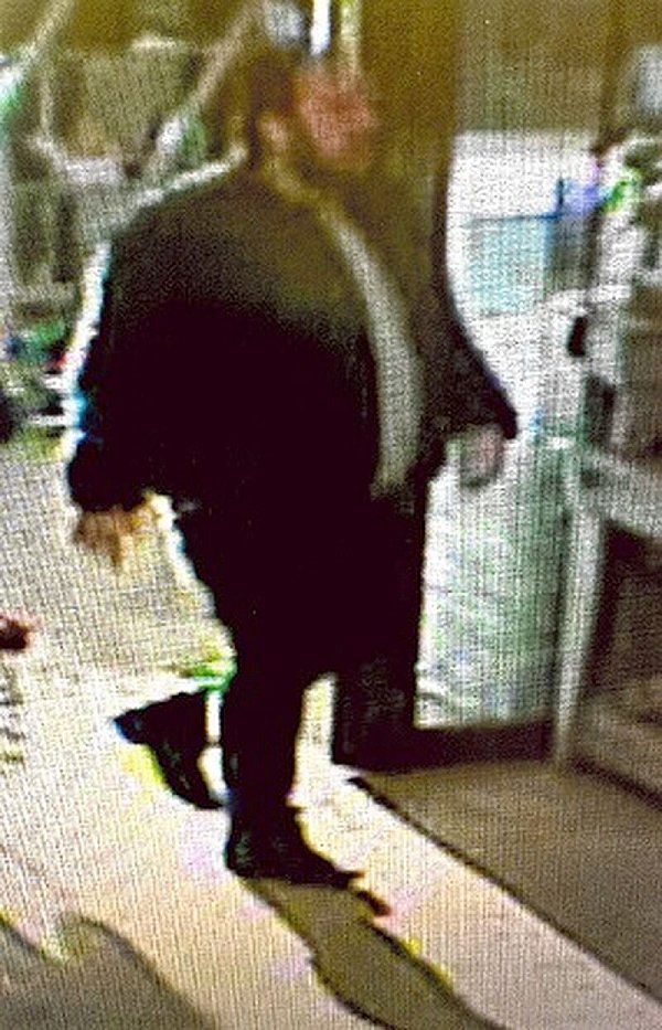 Die Polizei sucht diesen Mann. - © Polizei