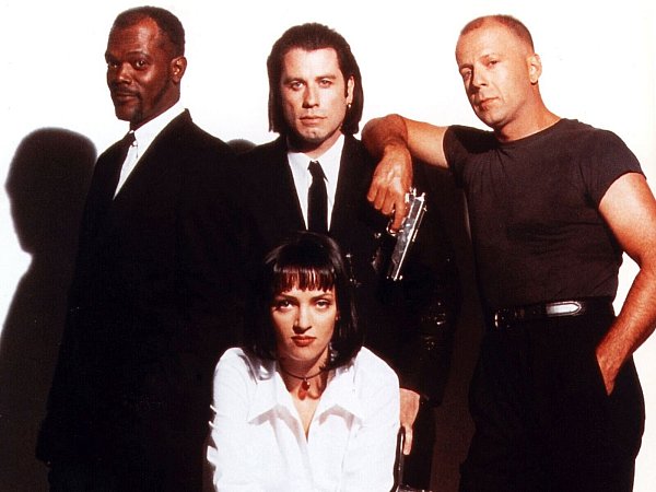 Pulp Fiction, 1994: Bruce Willis (r.) mit Samuel L. Jackson, Uma Thurman, und John Travolta. - © picture alliance / United Archives