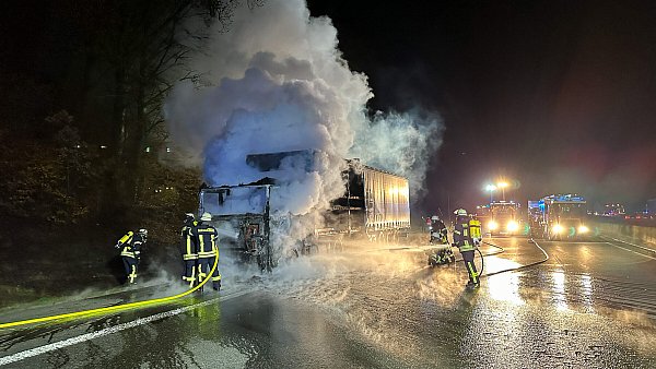 Die Feuerwehr setzte Schaummittel zum Löschen ein. - © Feuerwehr Porta/Michael Horst