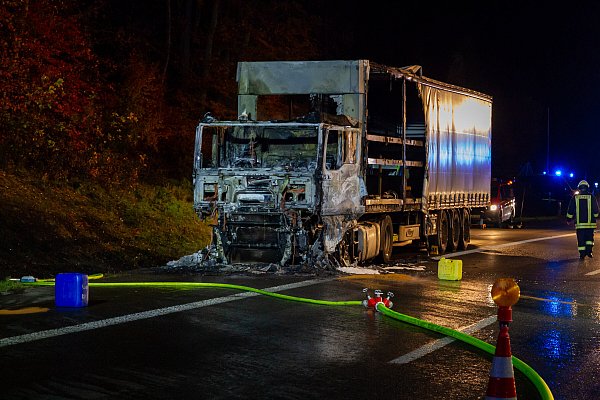 Die Bergung des Lkw dauerte mehrere Stunden. - © Feuerwehr Porta/Michael Horst