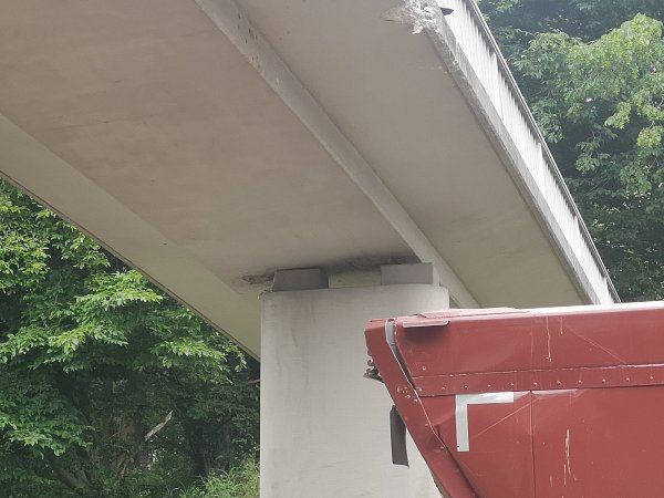 Teilweise wurde das Fundament der Brücke aus der Verankerung gerissen. - © Polizei Paderborn