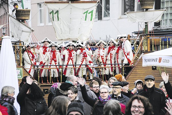 Feiern auf dem Schiff: Die Garde der Steinheimer Karnevalsgesellschaft „Les troupes manteaux” tanzt sich stets auf dem Marktplatz mit in die neue Session. So auch 2016. - © Kein Abdruck/Veroeffentl. ohne Genehmigung,Tel.0152/34520721