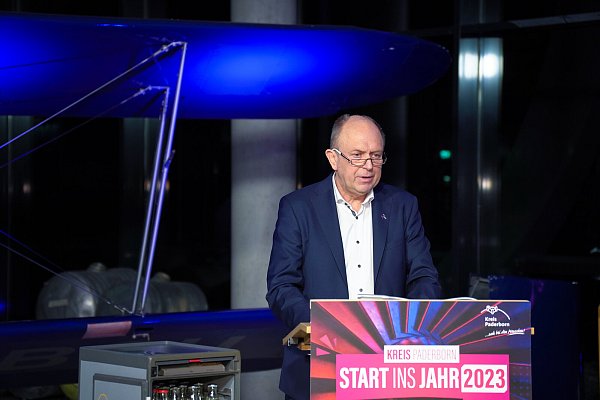 Landrat und Gastgeber Christoph Rüther präsentiert den Neujahrsempfang und den einstündigen Livestream unter dem Motto: „Start ins Jahr“. - © Kreis Paderborn/Julian Sprenger