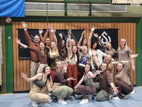Platz eins in der höchsten Kategorie des Dance Contests in Rahden holte sich das Team Connecting vom FDC im TuSpo Rahden mit Kolyn Thane (Mitte mit Pokal) als Choreographin, Trainerin und Fronttänzerin. - © FDC Rahden