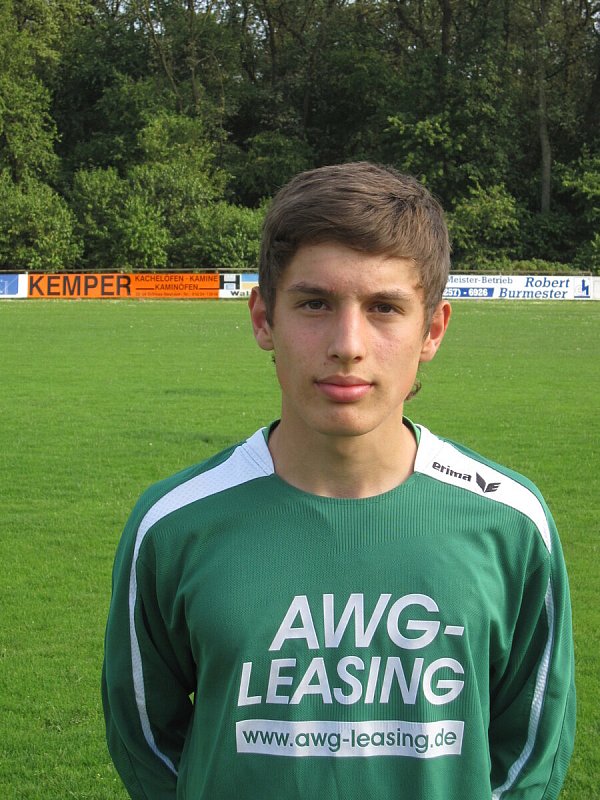 Als Bashkim Renneke ging der spätere Fußballprofi in der Saison 2010/2011 für die Bezirksliga-Herren des SJC Hövelriege auf Torjagd. - © NW-Archiv/Marco Schlichting