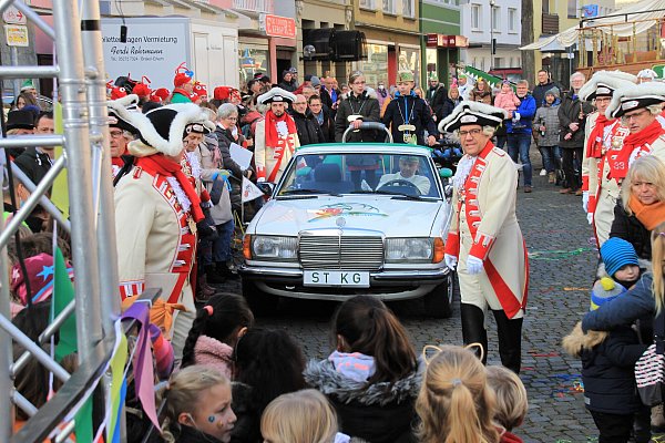 Die Garde der StKG samt Kinderhofmarschall begleitet stets auch den Auftritt des Kinderprinzenpaares auf dem Marktplatz, so wie hier 2021. - © Madita Schellenberg