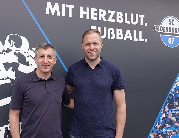Ayhan Tumani (l.), Sportlicher Leiter der Nullsieben-Akademie, begrüßt den neuen U21-Trainer Daniel Brinkmann. - © SC Paderborn 07