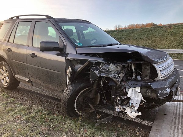 Auch der Landrover war nach dem Unfall nicht mehr fahrbereit. - © Polizei Höxter