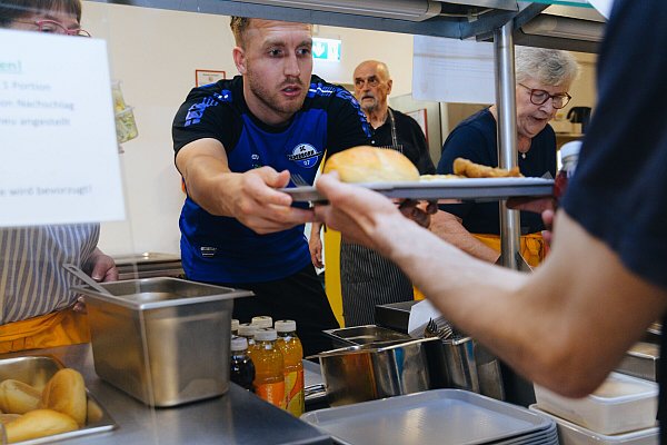 SCP-Keeper Pelle Boevink packte jetzt im Gasthaus „PaderMahlZeit“ mit an und teilte Essen aus. - © Erzbistum Paderborn