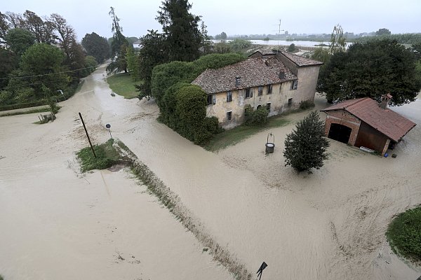 Im italienischen Bagnacavallo in der Region Emilia-Romagna ist der Fluss Lamone über die Ufer getreten. - © Fabrizio Zani (dpa)