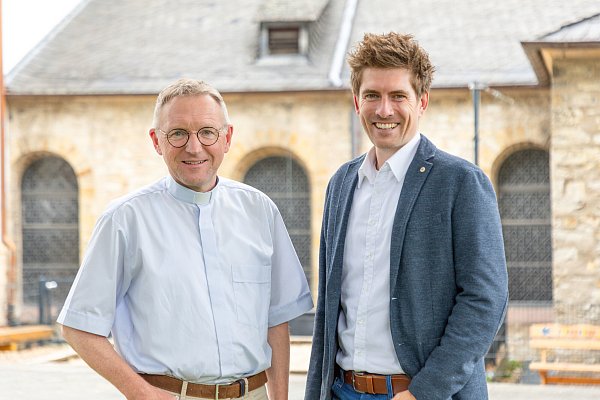 Dechant Benedikt Fischer (l.) und Harald Anacker (Fraunhofer IEM) haben die Ausstellung mit den anderen Beteiligten konzipiert. - © Fraunhofer IEM