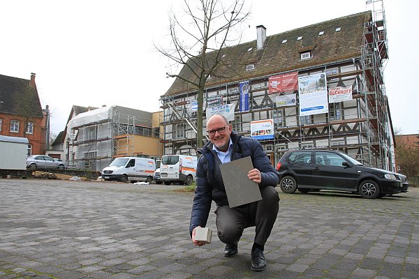 Nieheims Bürgermeister Johannes Schlütz stellt die neue Pflasterung für den Richterplatz vor. - © David Schellenberg