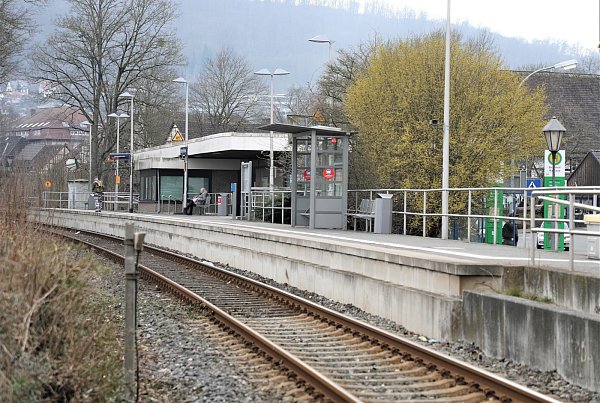 Das Bahnhofsgebäude in Höxter soll abgerissen werden - so der Plan. - © Simone Flörke