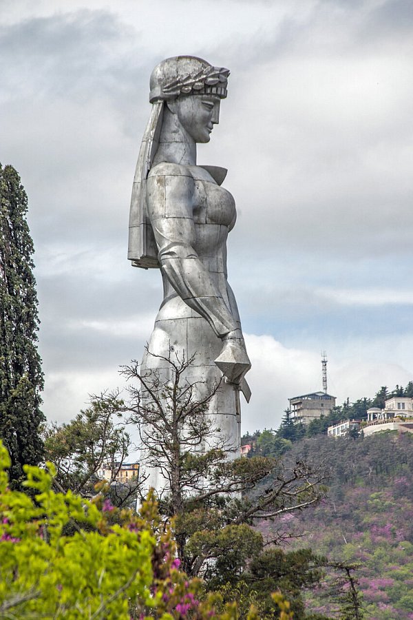 Weithin sichtbar: Hoch über Tbilissi erhebt sich „Mutter Georgien“ über Stadt, Land und Fluss. - © Eichler