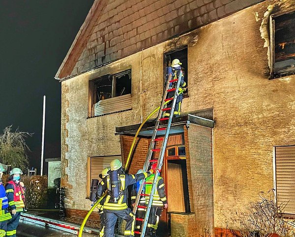 Das Gebäude ist durch das Feuer sichtlich schwer beschädigt worden. - © Freiwillige Feuerwehr Borgentreich