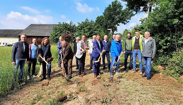 Mit etwas Kraft ließ sich der harte Feldbogen am Rande Ottenhausens lockern – und schließlich konnten Heike Lockstedt-Macke (Kreis Höxter), Heribert Gensicki (Verein „Ländlicher Raum aktiv“), Steinheims Bürgermeister Carsten Torke, Landrat Michael Stickeln und Michael Otte (Bezirksregierung) die Erde der ersten offiziellen Spatenstiche für den neuen Radweg durch die Luft wirbeln lassen. - © Madita Schellenberg