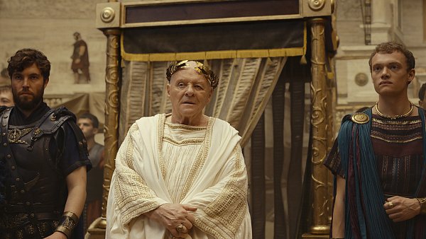 Die zehnteilige Serie Those About To Die mit Anthony Hopkins (m.) gibt’s ab dem 19. Juli auf Prime Video. - © 2024 Peacock TV LLC. All Rights Reserved