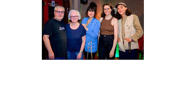 Adda und Simone vom Sputnik (v. l.), Emell Gök Che (Organisatorin Peace Art Paderborn), Singer/Songwriterin Mina Richman aus Bielefeld mit Gitarrist Friedrich Schnorr von Carolsfeld. Mina Richman

ist im Rahmen des Peace Art Paderborn im Sputnik aufgetreten. Zuvor hatten die Poetinnen des Kultslam ihre Auftritte. - © Michael Bartylla