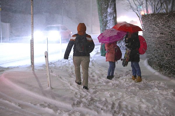 Schulkinder in Wuppertal auf dem verschneiten Schulweg. - © IMAGO/Maximilian Koch