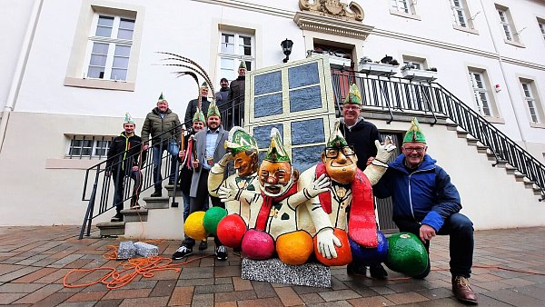 Ein Hauch von Karneval: Das Modell der StKG-Ehrenpräsidenten Meinolf Lambertz, Lothar Runte und Markus Struck. Fotos: Madita Schellenberg - © Madita Schellenberg