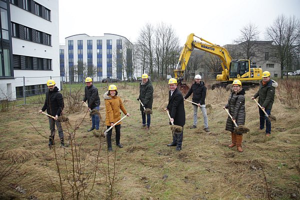 Jorge Bernad (v. l.), Holger Aisch und Elke Radeke (Incony-Vorstände), Frank Wolters (Technologiepark Paderborn), Bürgermeister Michael Dreier, Bauunternehmer Ingo Dreker, Architektion Claudia Günther und Markus Stelbrink (Verbundvolksbank OWL). - © Incony