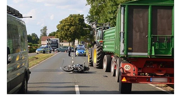 Die Polizei Herford nimmt den Unfall auf der Elverdisser Straße auf. Beteiligt sind ein Audi, ein Trecker-Gespann, ein Ford und ein Yamaha-Motorrad. - © Feuerwehr Kreis Herford