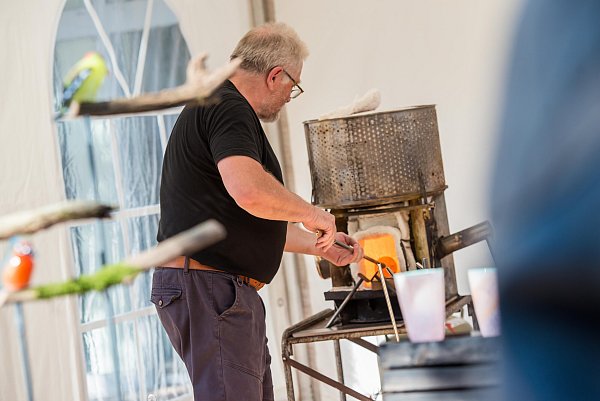 Glasbläser Hans Hader aus Petershagen zeigt live vor Ort, wie Glas geblasen wird. - © Daniel Winkler