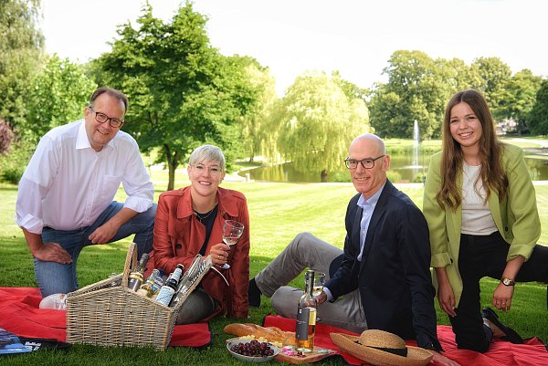 Freuen sich schon auf Musik und Picknick: Martin Knabenreich, Kathie Schilberg, Rainer Müller und Karoline Jockheck. - © Michaela Heinze