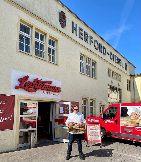 Geschäftsführer Hanno Lechtermann vor dem Vortagsladen im Kreisel an der Engerstraße 29 in Herford. - © Bäckerei Lechtermann