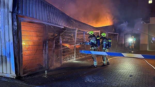 Das Feuer wurde durch drei Trupps unter schwerem Atemschutz gelöscht. - © Feuerwehr Paderborn