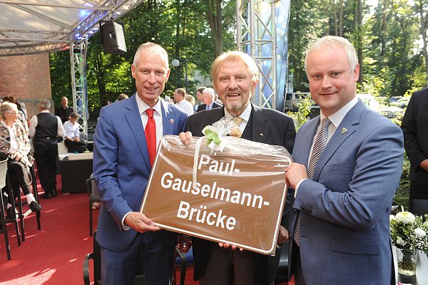 Die Brücke zwischen Benkhausen und Alswede trägt ab sofort den Namen "Paul-Gauselmann-Brücke". Mit diesem besonderen Geschenk überraschten die Bürgermeister Frank Haberbosch (Lübbecke, l.) und Henning Vieker (Espelkamp) den Unternehmer Paul Gauselmann am 26. August zu dessen 90. Geburtstag. - © Joern Spreen-Ledebur