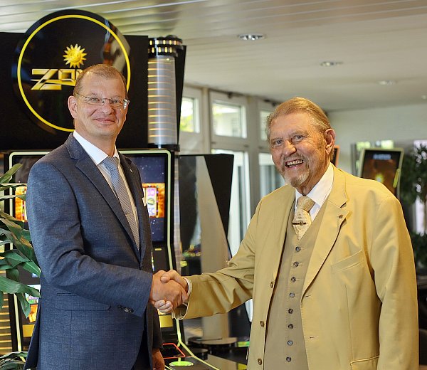 Lars Felderhoff (l.) wird neuer Vorstandssprecher und folgt damit auf Paul Gauselmann. - © Dennis Gilbert
