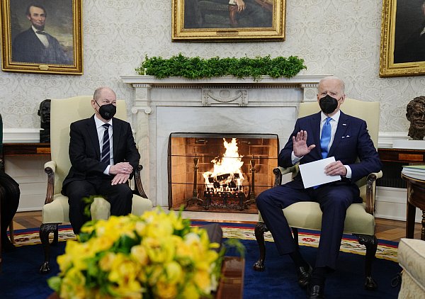 Bundeskanzler Olaf Scholz (SPD) trifft US-Präsident Joe Biden im Oval Office des Weißen Hauses. - © picture alliance/dpa