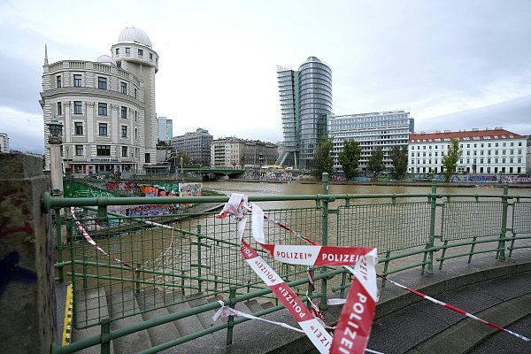 Österreich, Wien, 16. September: Polizeiabsperrungen am Donaukanal. In Wien hat sich die Hochwassersituation leicht entspannt. - © Georg Hochmuth