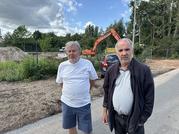 Stefan Quirini und Dr. Wolfgang Holtmann vom Vorstand des Tierschutzvereins Bad Salzuflen-Lemgo sorgen sich um die Zukunft des Tierheims. Im Hintergrund ist die Baustelle der Stadtwerke zu sehen. - © Sven Kienscherf