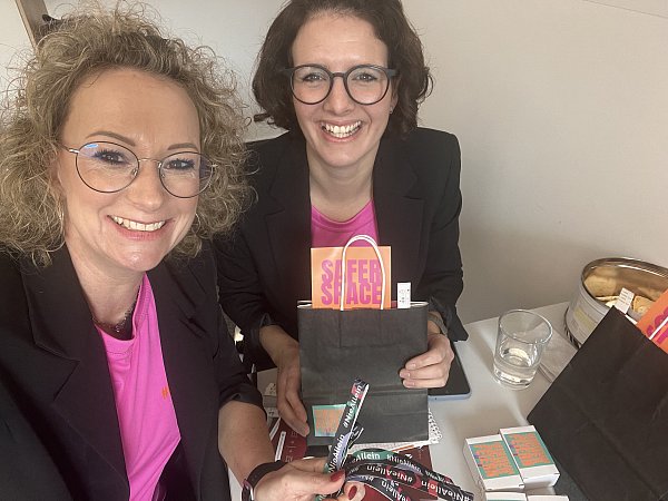 (v.l.) Simone Böhmer (Gleichstellungsbeauftragte Kreis Paderborn) und Miriam Arens (Gleichstellungsbeauftragte Stadt Salzkotten) zeigen, was alles in einem "Safe Bags" steckt. - © Kreis Paderborn
